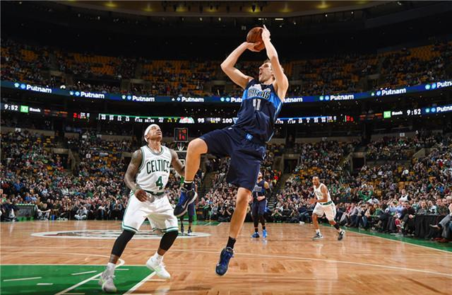 勇士火力全开，大胜马刺送其四连败.